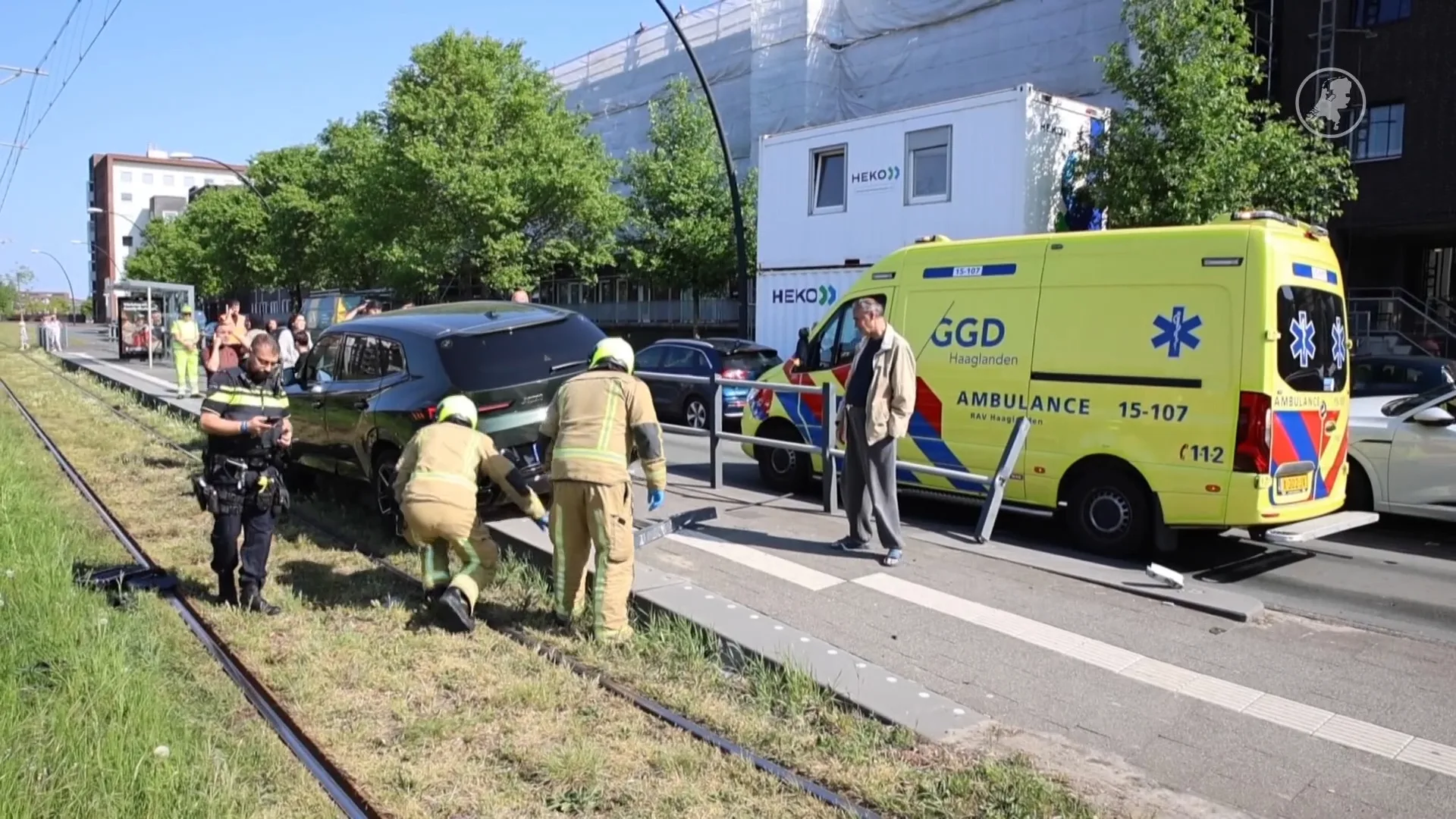 Auto rijdt tramhalte op na aanrijding in Den Haag, één gewonde