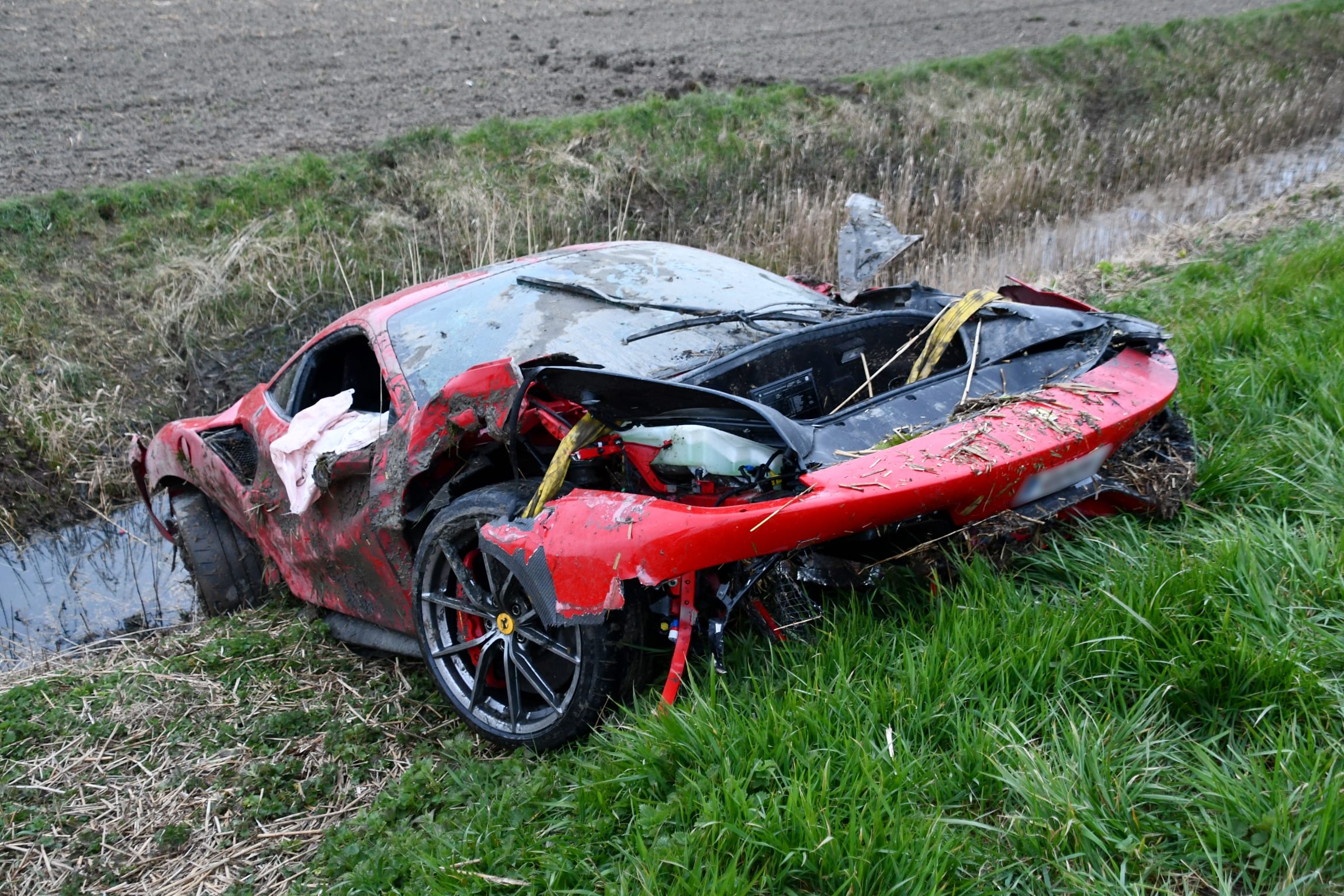 Bloedsnelle Ferrari crasht in sloot bij Cadzand, 'twee gewonden'