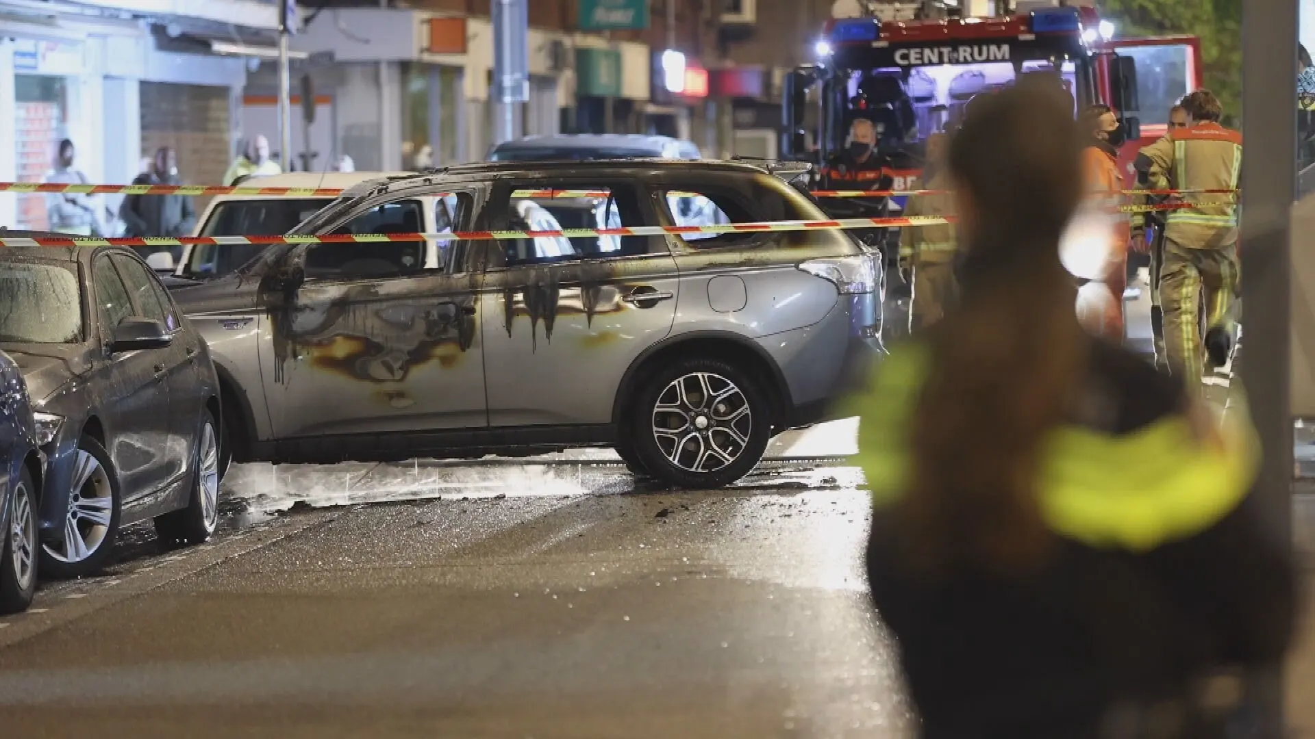 Auto vat vlam bij ramkraak bij juwelier in Den Haag