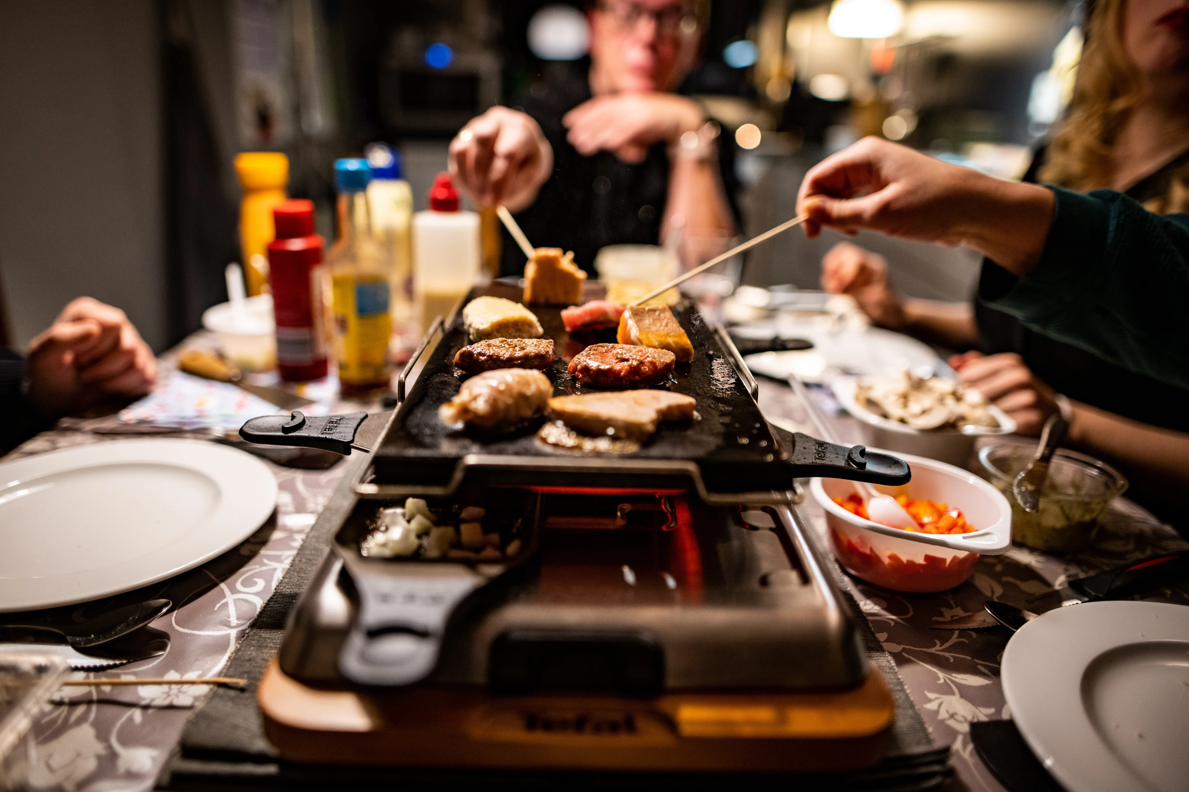 Gourmetten, films kijken of naar de kerstmarkt? Dit zijn onze favoriete kersttradities