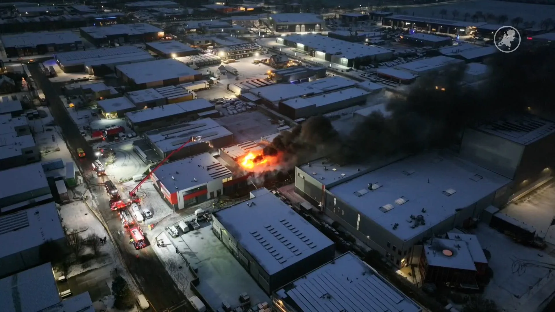 Grote, uitslaande brand in bedrijfsverzamelgebouw in Tiel