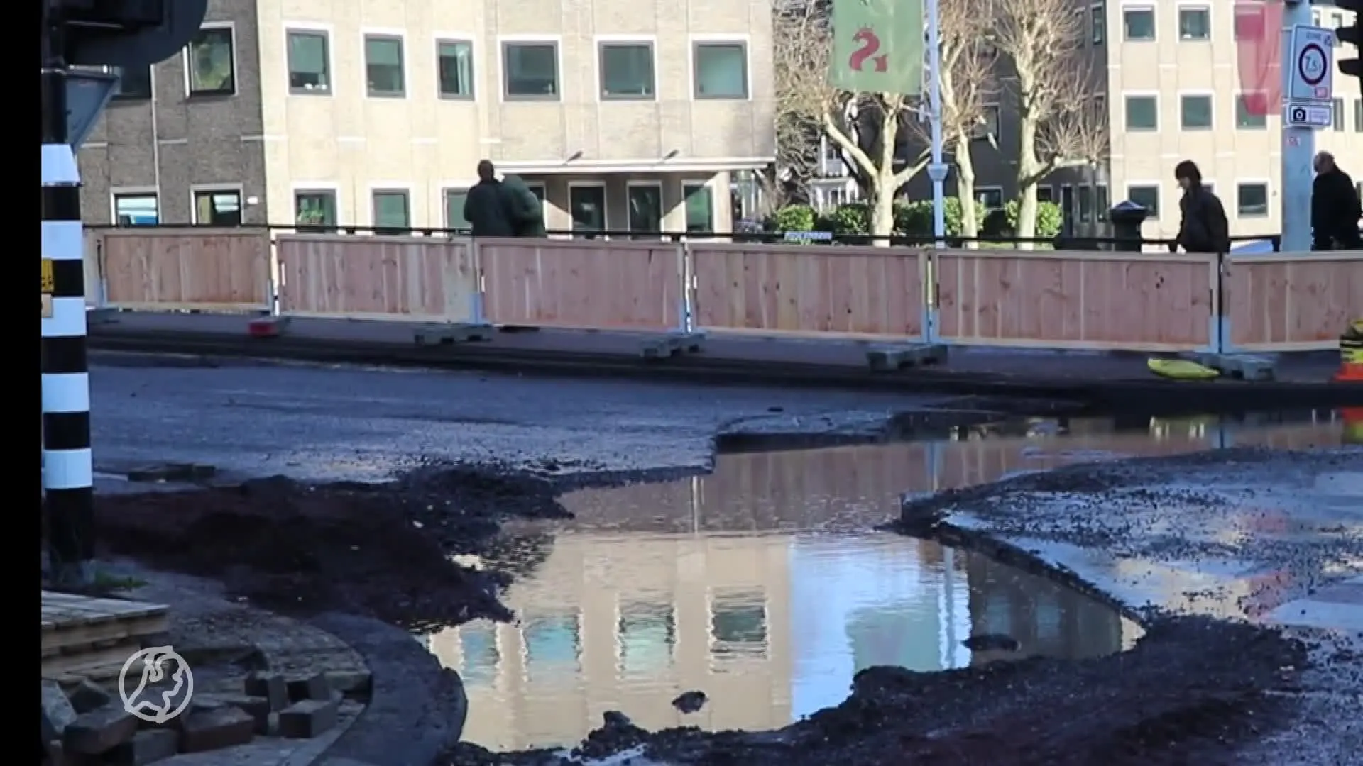 Leiding geraakt tijdens werkzaamheden in centrum Amsterdam: water spuit meters omhoog