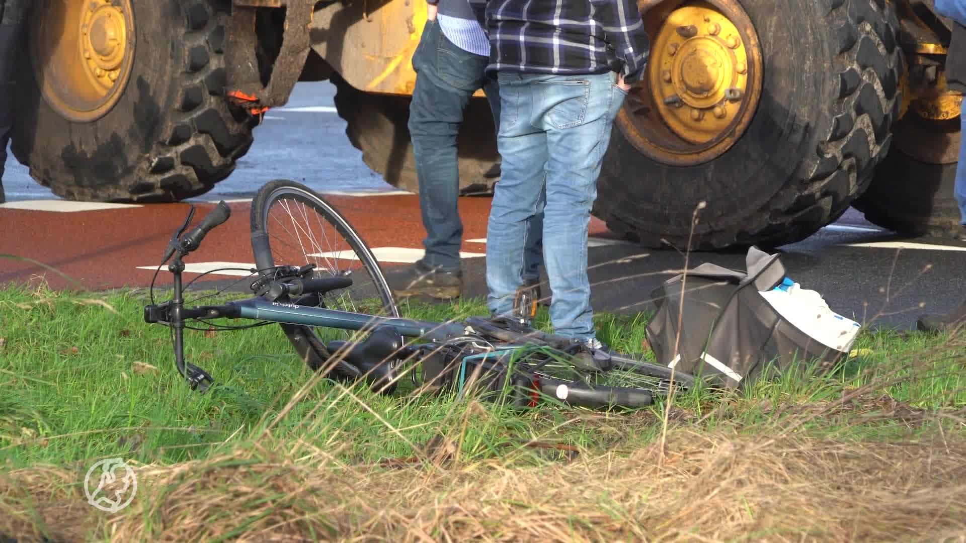 Fietsster ernstig gewond na aanrijding met shovel
