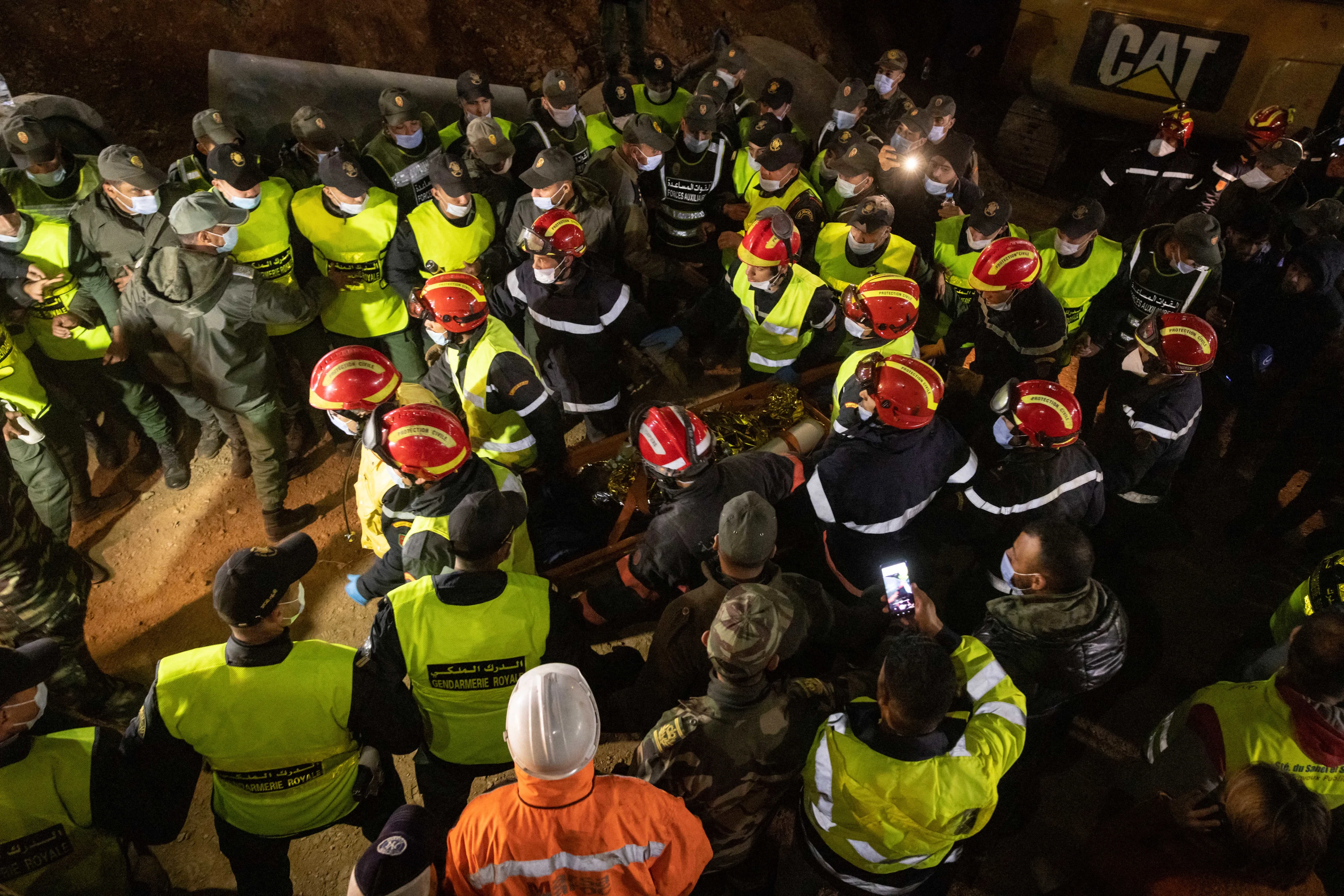 Nederland rouwt om kleuter Rayan die na dagen dood uit diepe put is gehaald