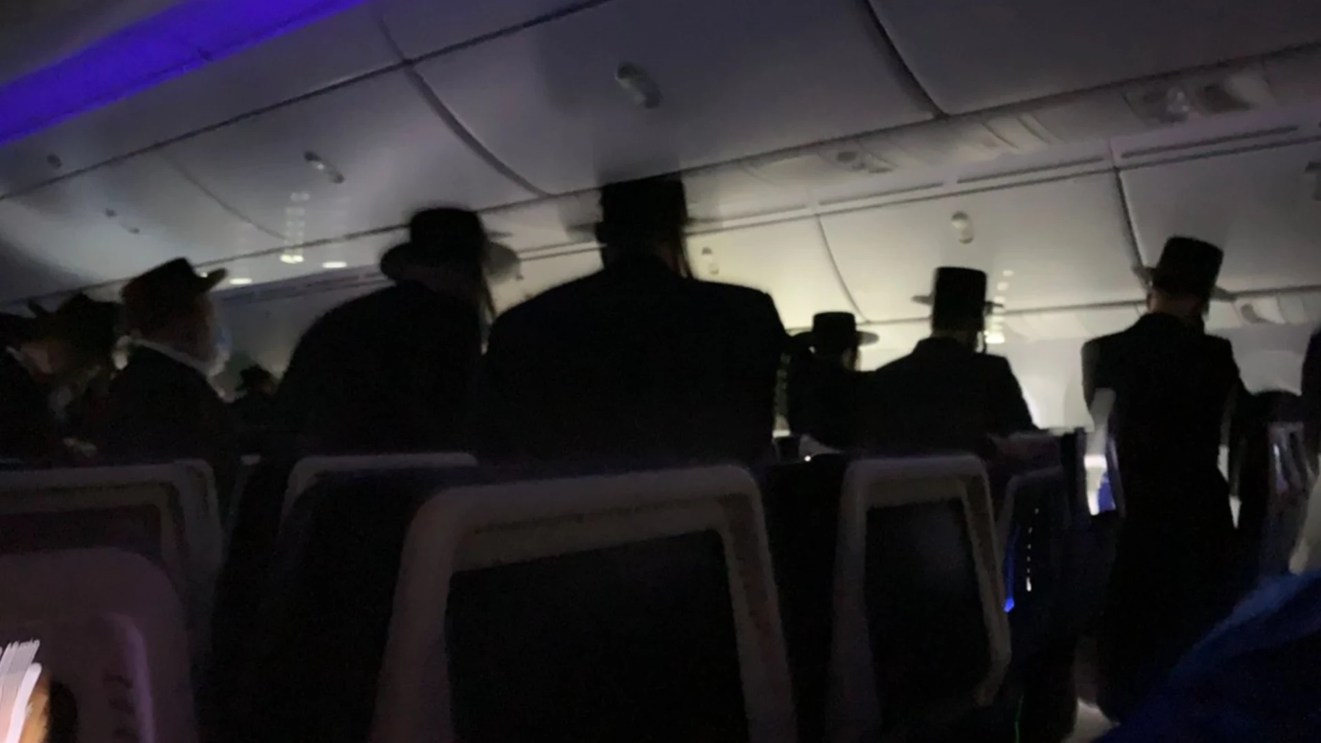 Orthodoxe Joden houden gebed zonder mondkapjes op KLM-vlucht