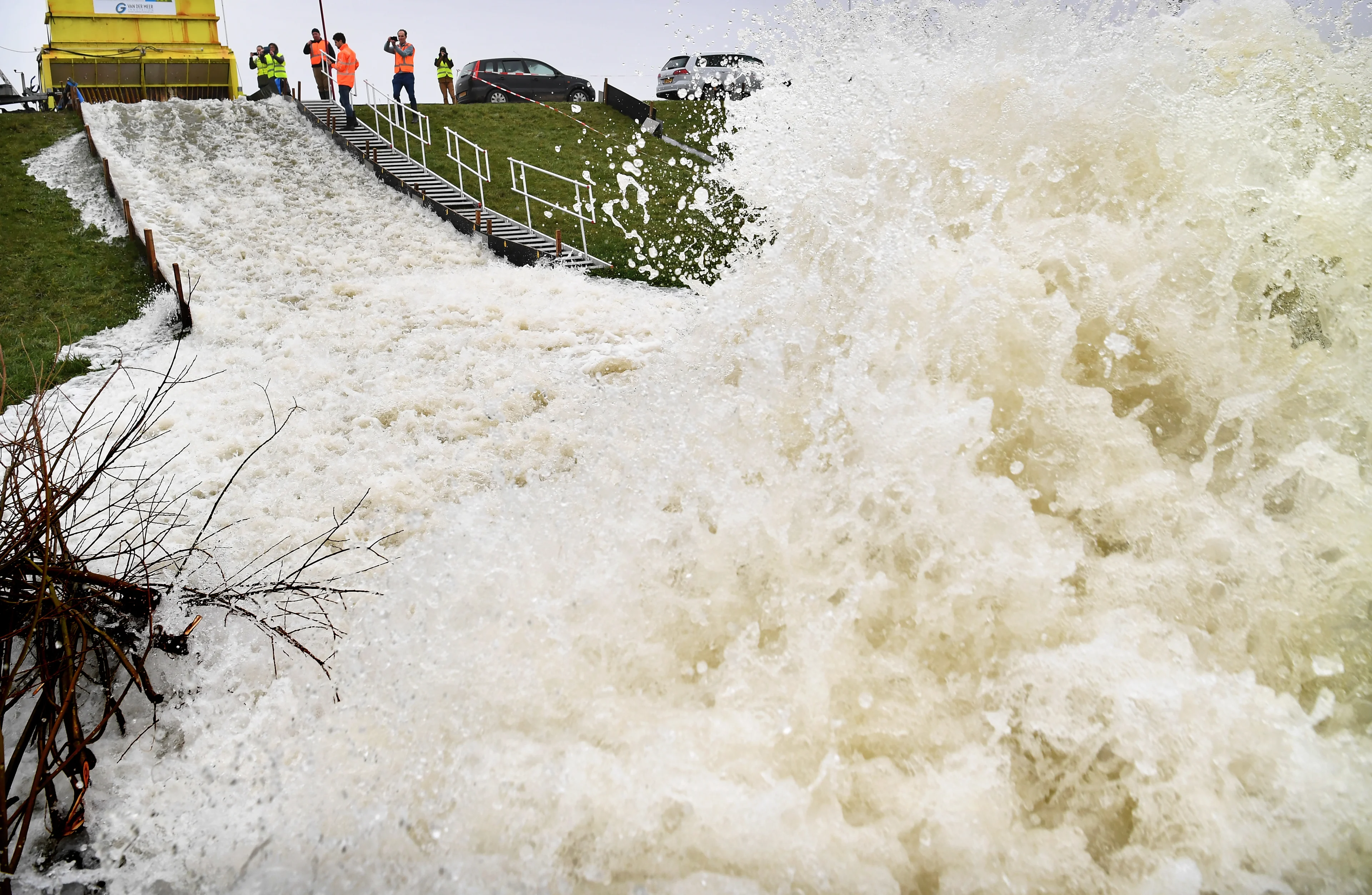 Dijkbewakers oefenen voor extreem hoogwater: wanneer trek je aan de bel?