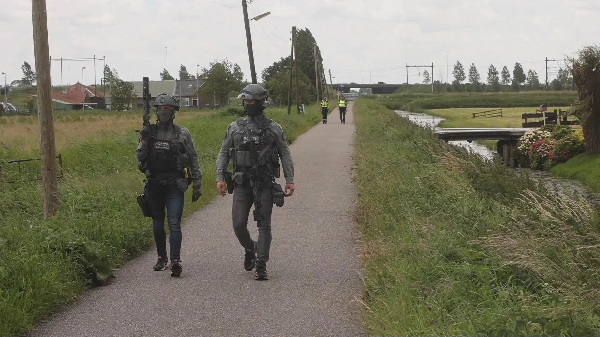 Politie zoekt in weiland naar vuurwapengevaarlijke verdachten na schietpartij