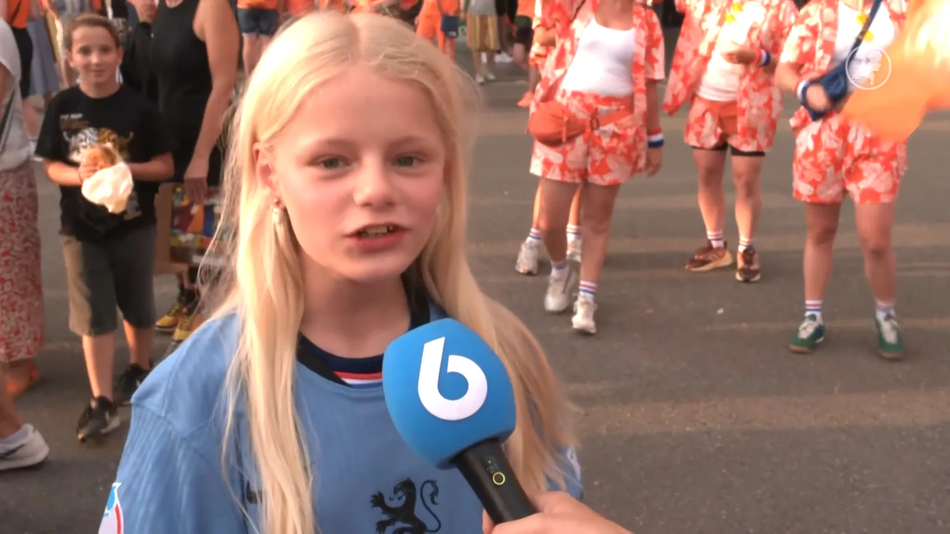 Geluksmoment: meisje krijgt bezweet shirt van Miedema na 100e goal