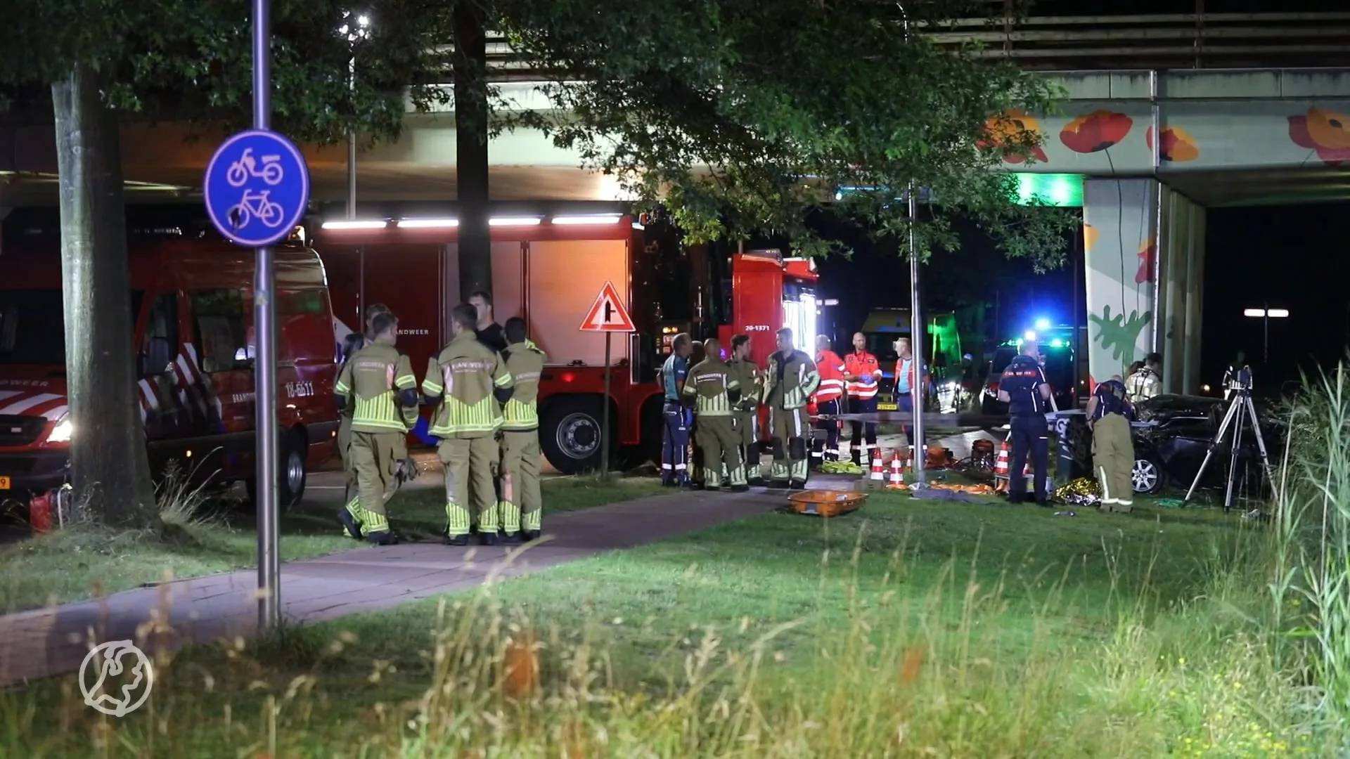 Automobilist rijdt van viaduct, lachgascilinders aangetroffen