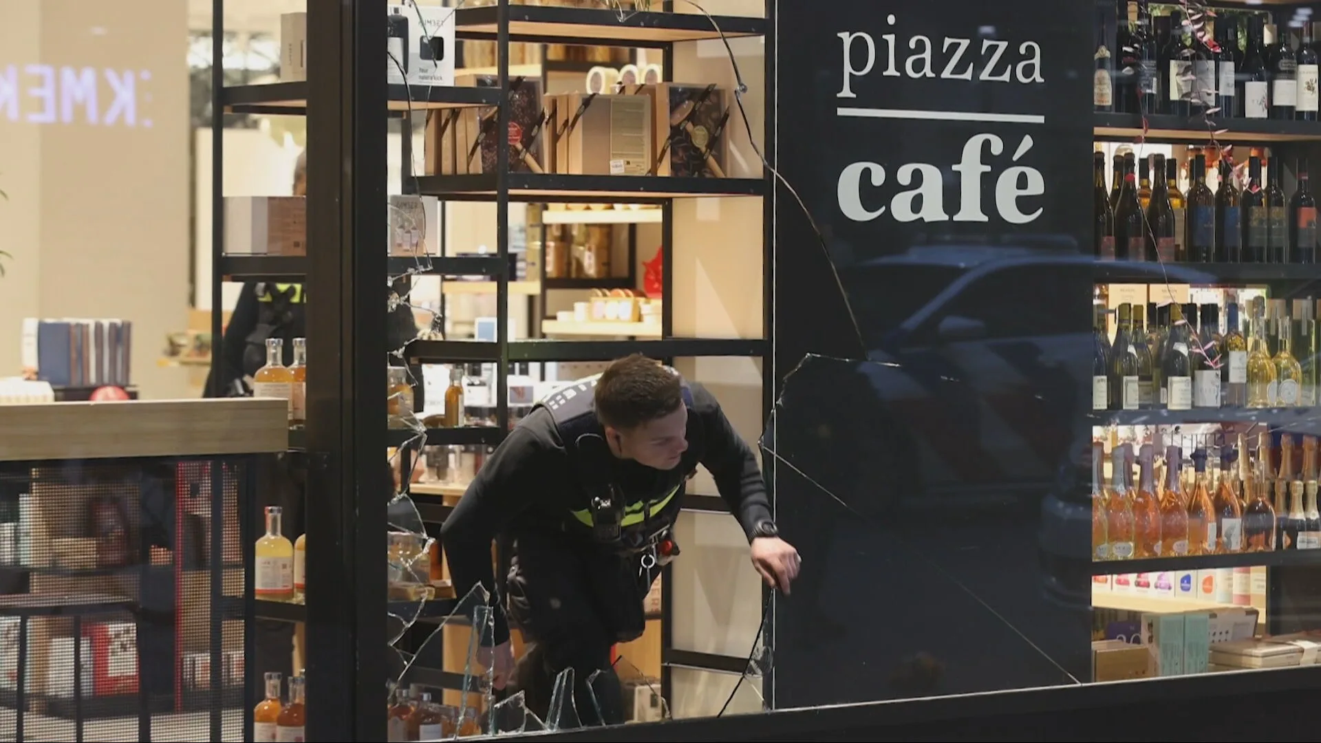 Inbreker slaat 'als een dolle' vitrines Bijenkorf Eindhoven kapot