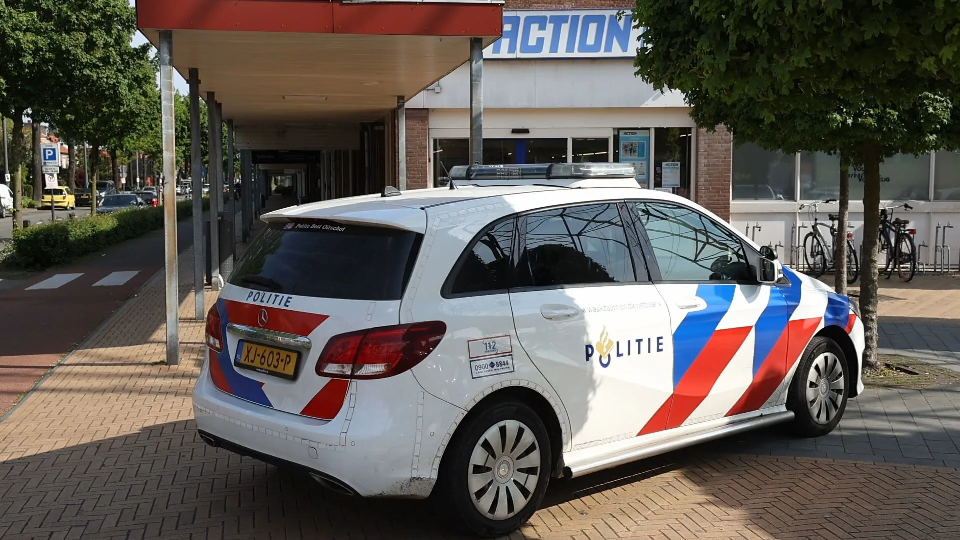 Gewonde man bij supermarkt Best blijkt in woonwijk in nek gestoken