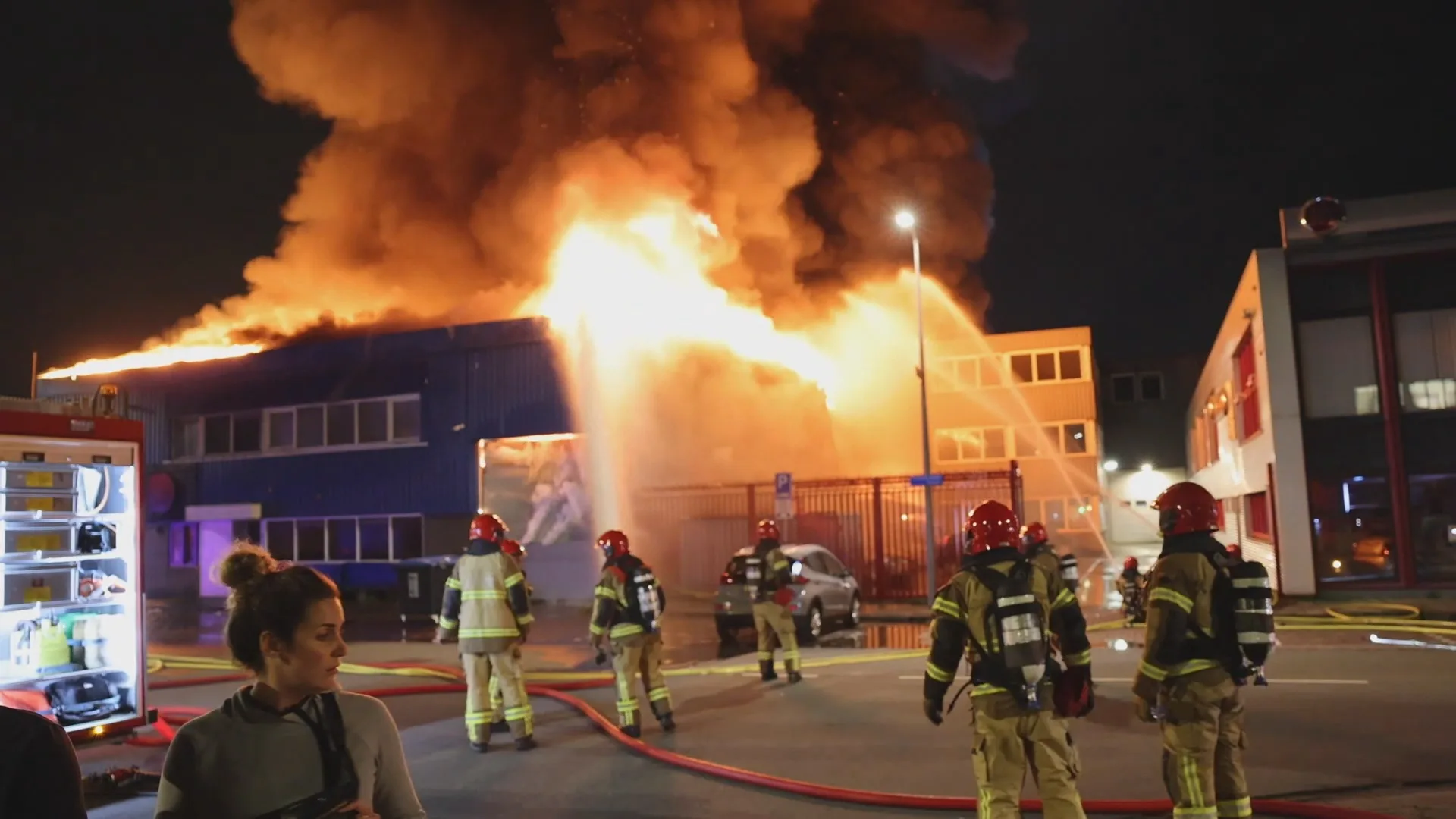 Grote loods vol foodtrucks en gasflessen compleet uitgebrand in Amsterdam
