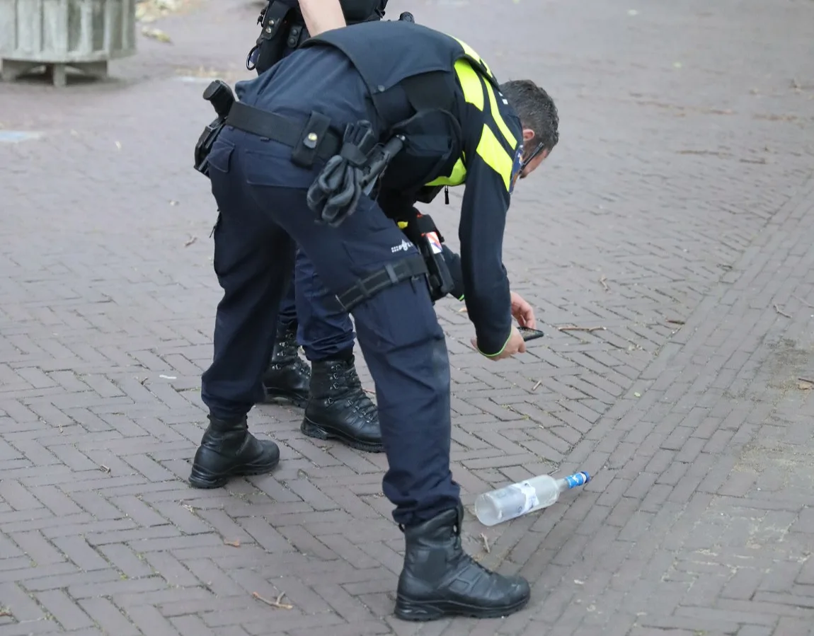 Dronken arrestant steelt auto politiemedewerker en ramt hoofdbureau Den Haag