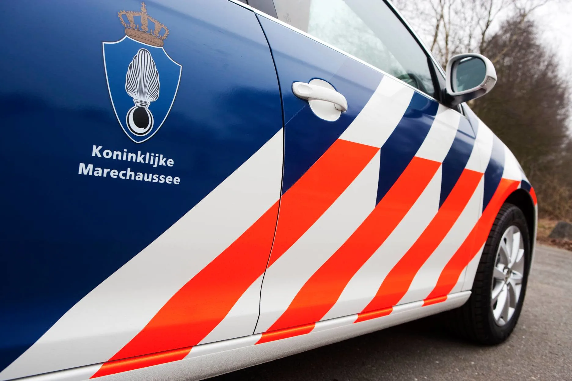 Marechaussee vindt wapens en drugs bij controles Schiphol