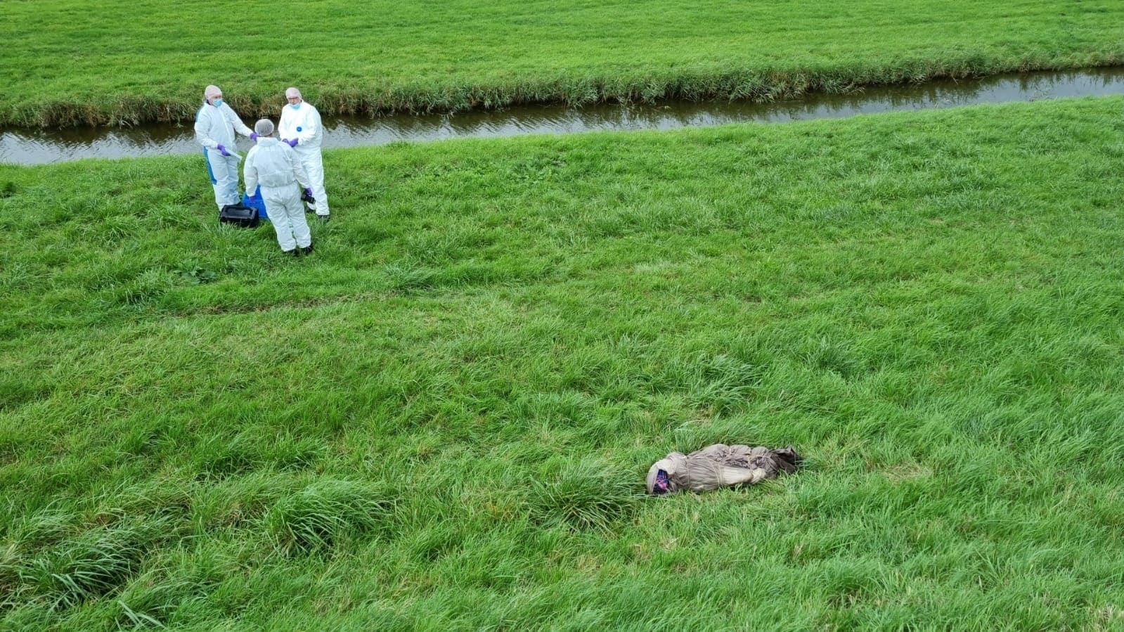 Overleden hond gedumpt in zak langs het water in Assendelft