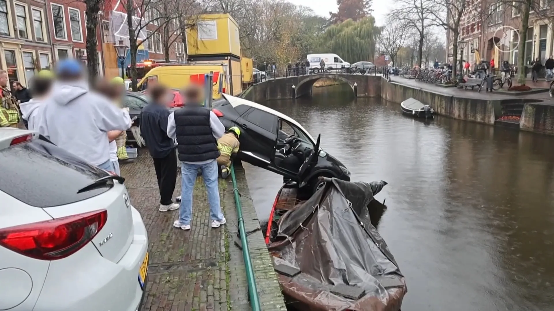 Boot voorkomt dat automobilist Leidse gracht inrijdt