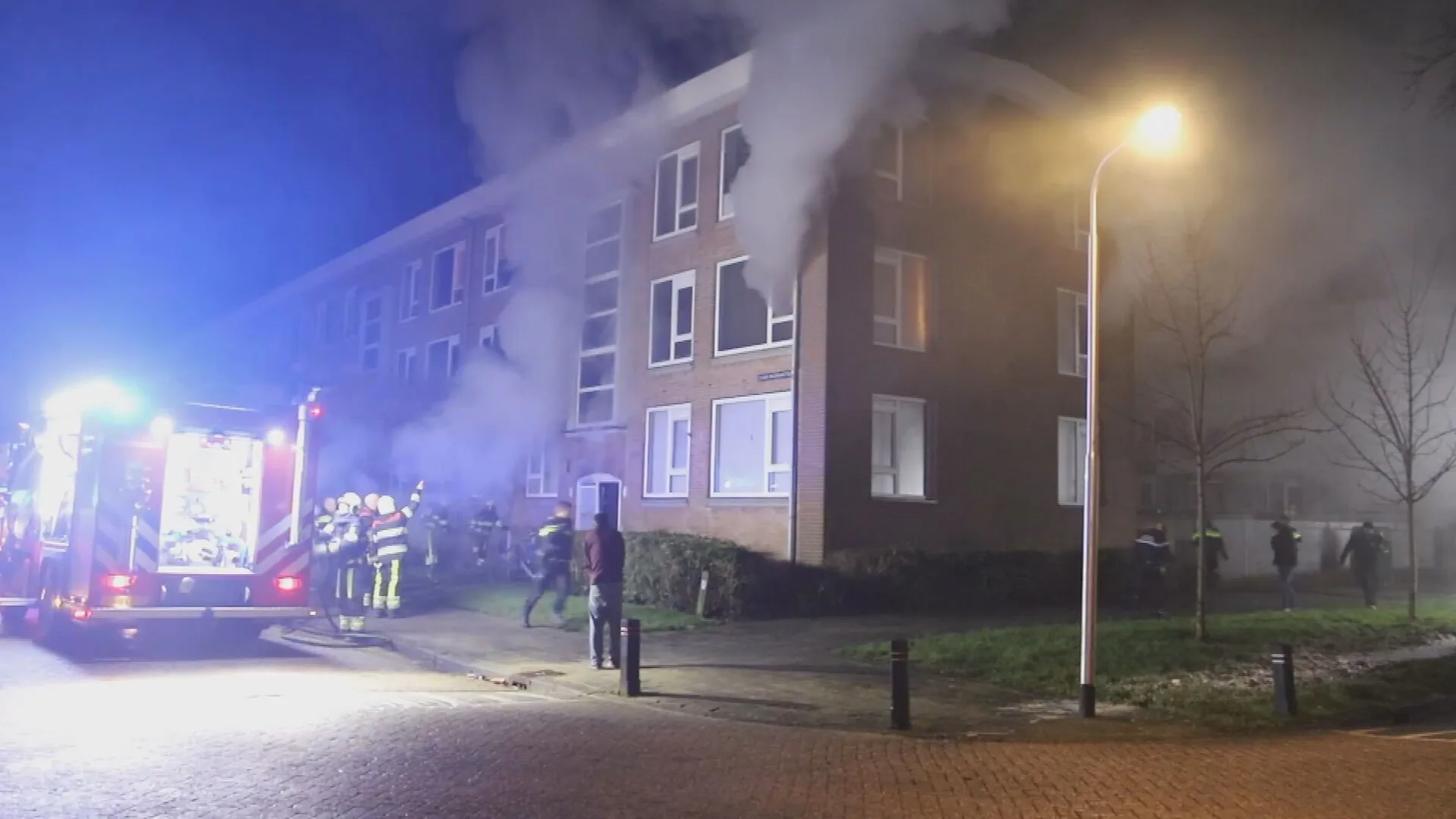 Grote paniek bij brand in portiekflat Leeuwarden: één gewonde