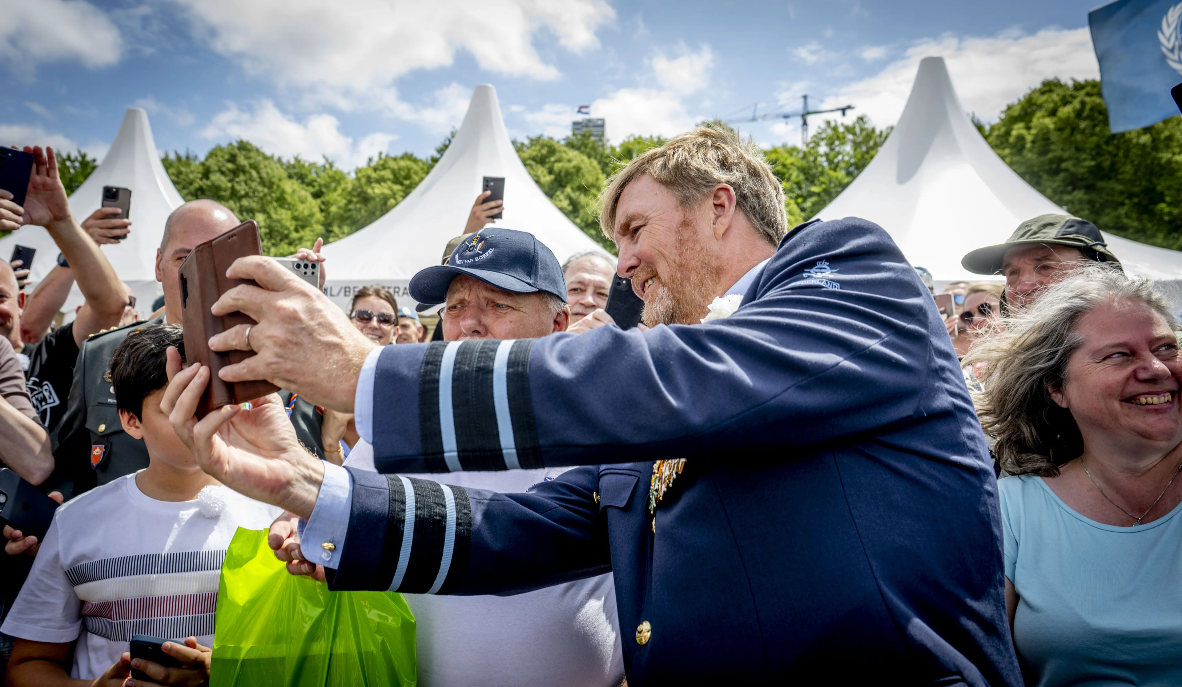 Onherkenbaar met pet op: koning haalt kapsalon in Rotterdam, borrelt met gezin op terras