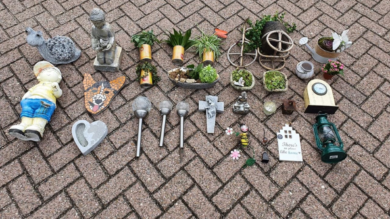 Gedenkspullen van graven gestolen in Oss, politie op zoek naar eigenaren