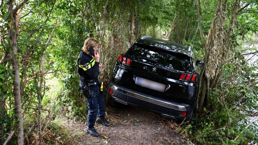 Koppige Belgische vrouw keert niet, rijdt over akker en strandt op wandelpad