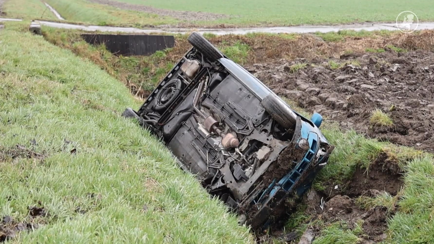 Automobilist belandt in greppel, waarna vrachtwagen zich vastrijdt in modder