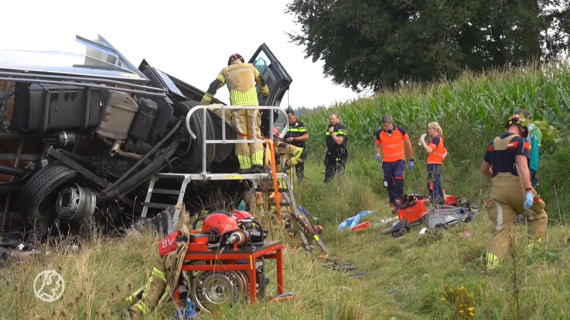Ernstig ongeval op N348: auto in brand na botsing met vrachtwagen