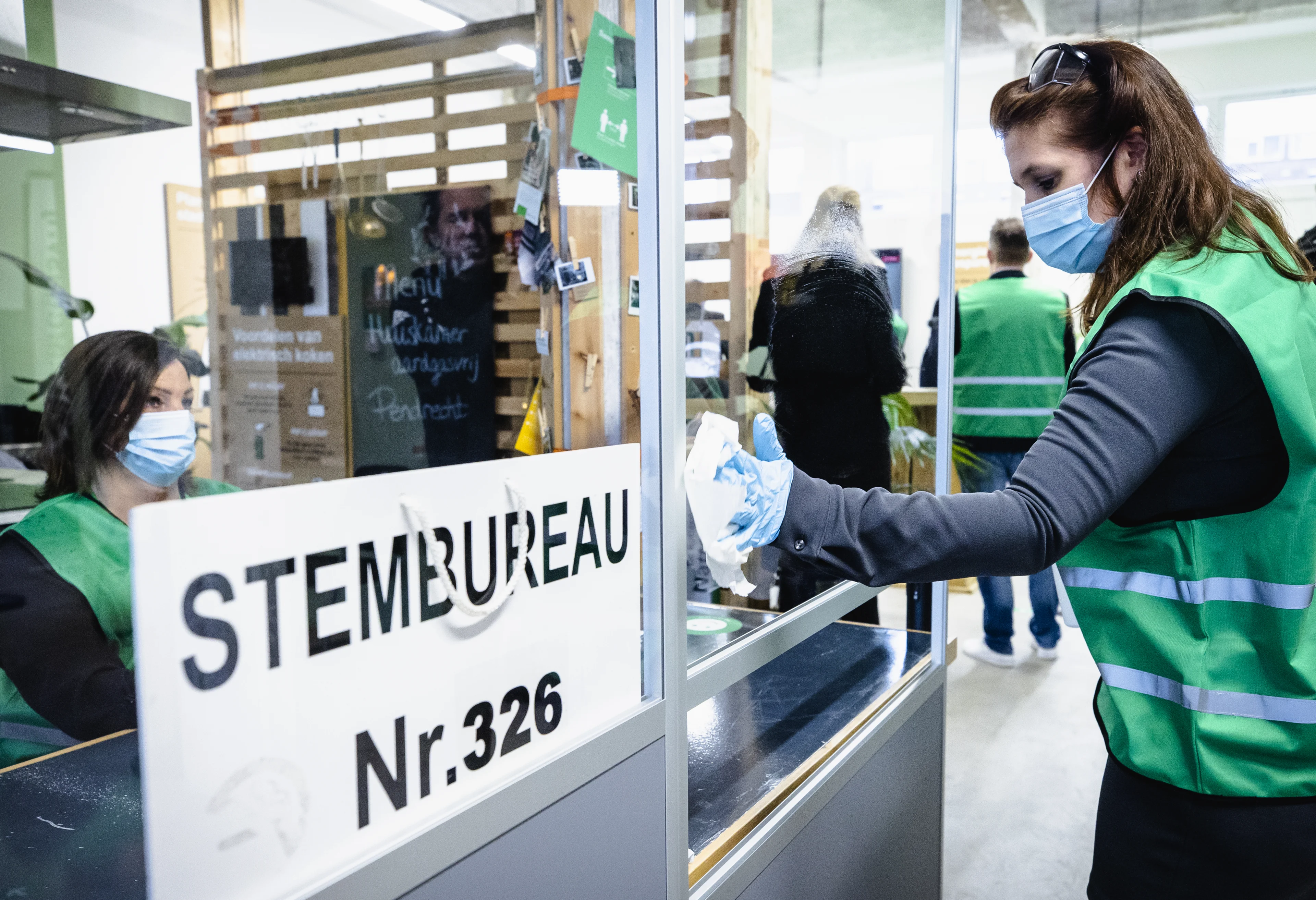 Minister Ollogren: Tweede Kamerverkiezingen gaan door, maar in aangepaste vorm