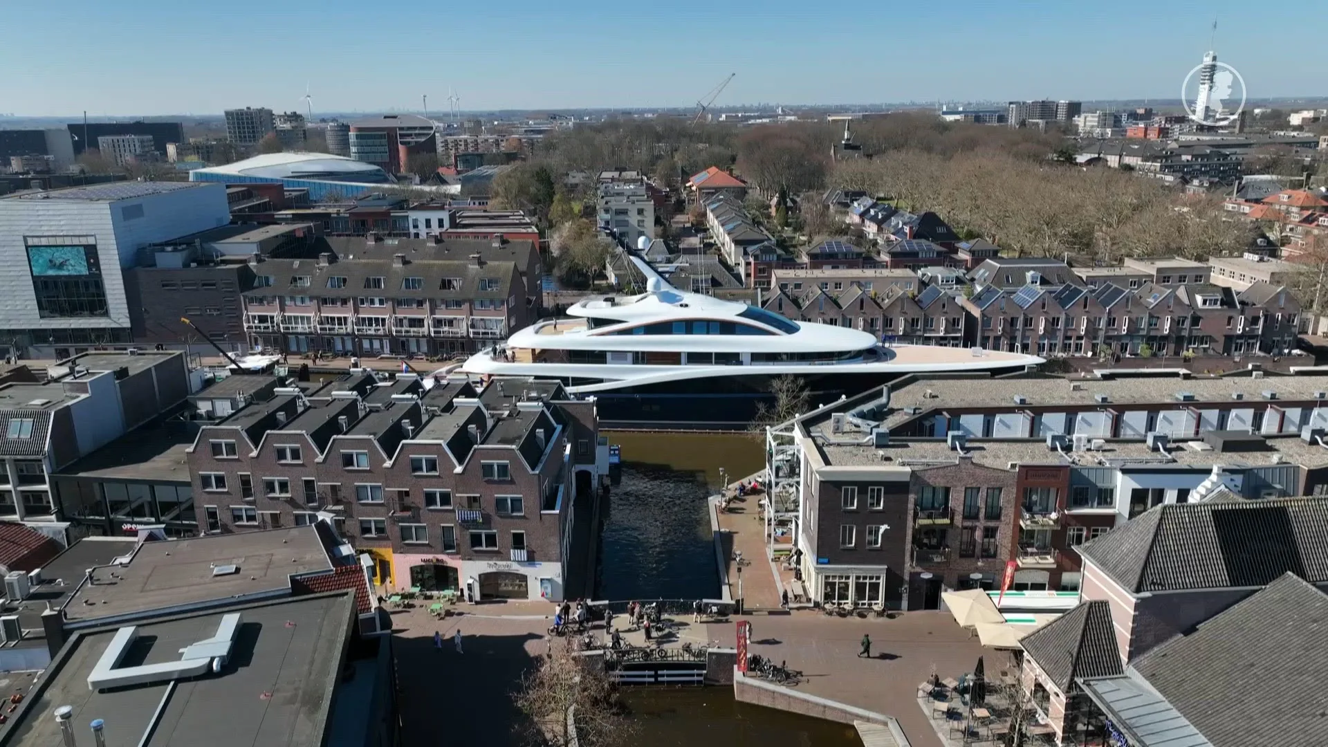 Megajacht vaart door Nederland