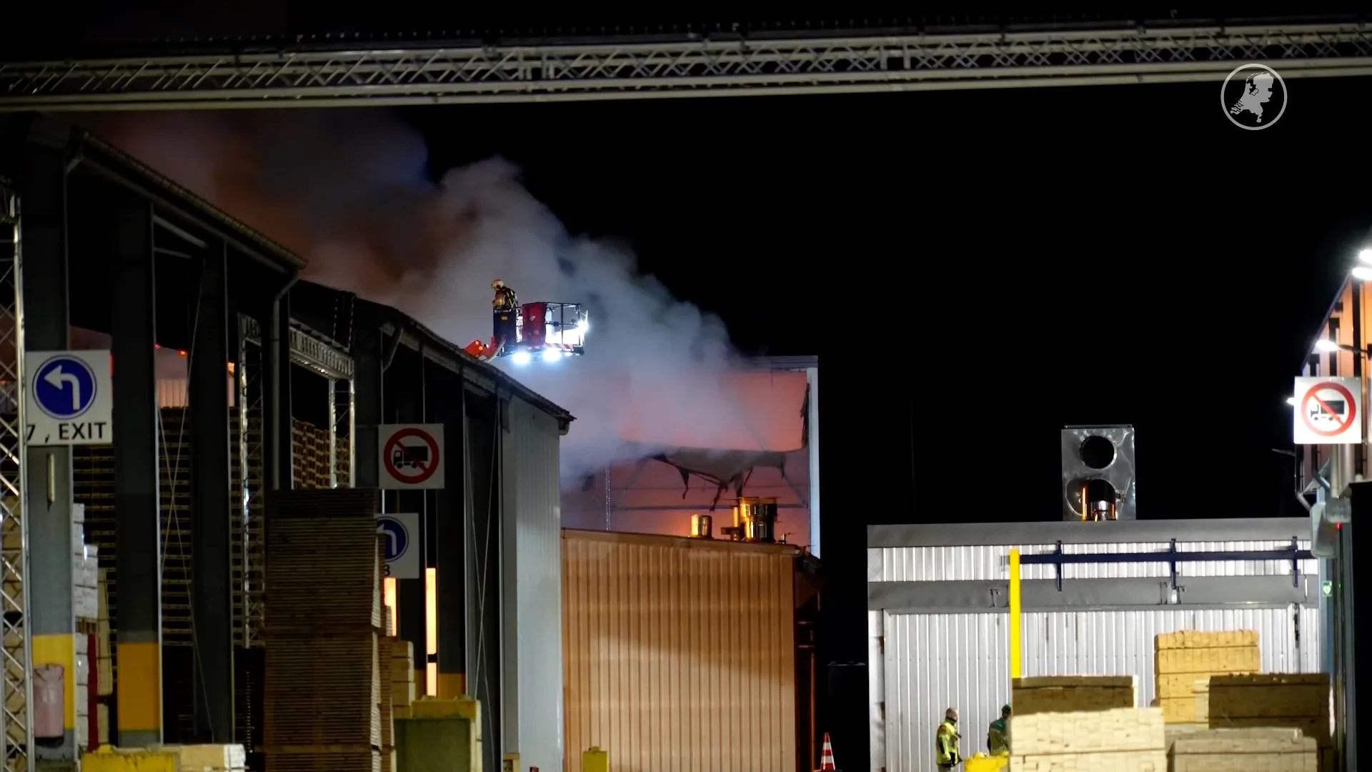 Grote brand in loods met houtsnippers in Hasselt