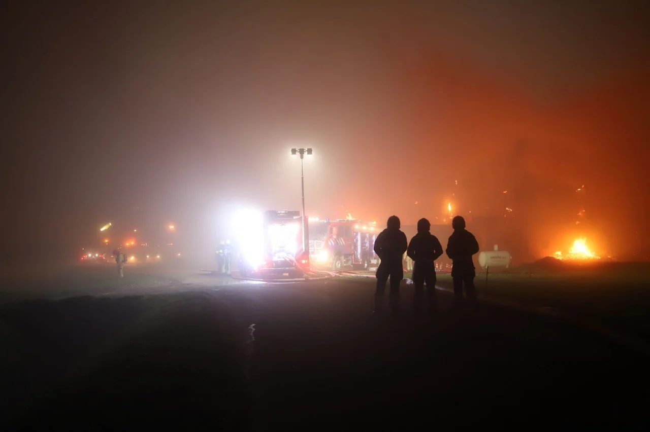 Grote brand legt aardappelschuur in de as, woonhuis kan worden gered