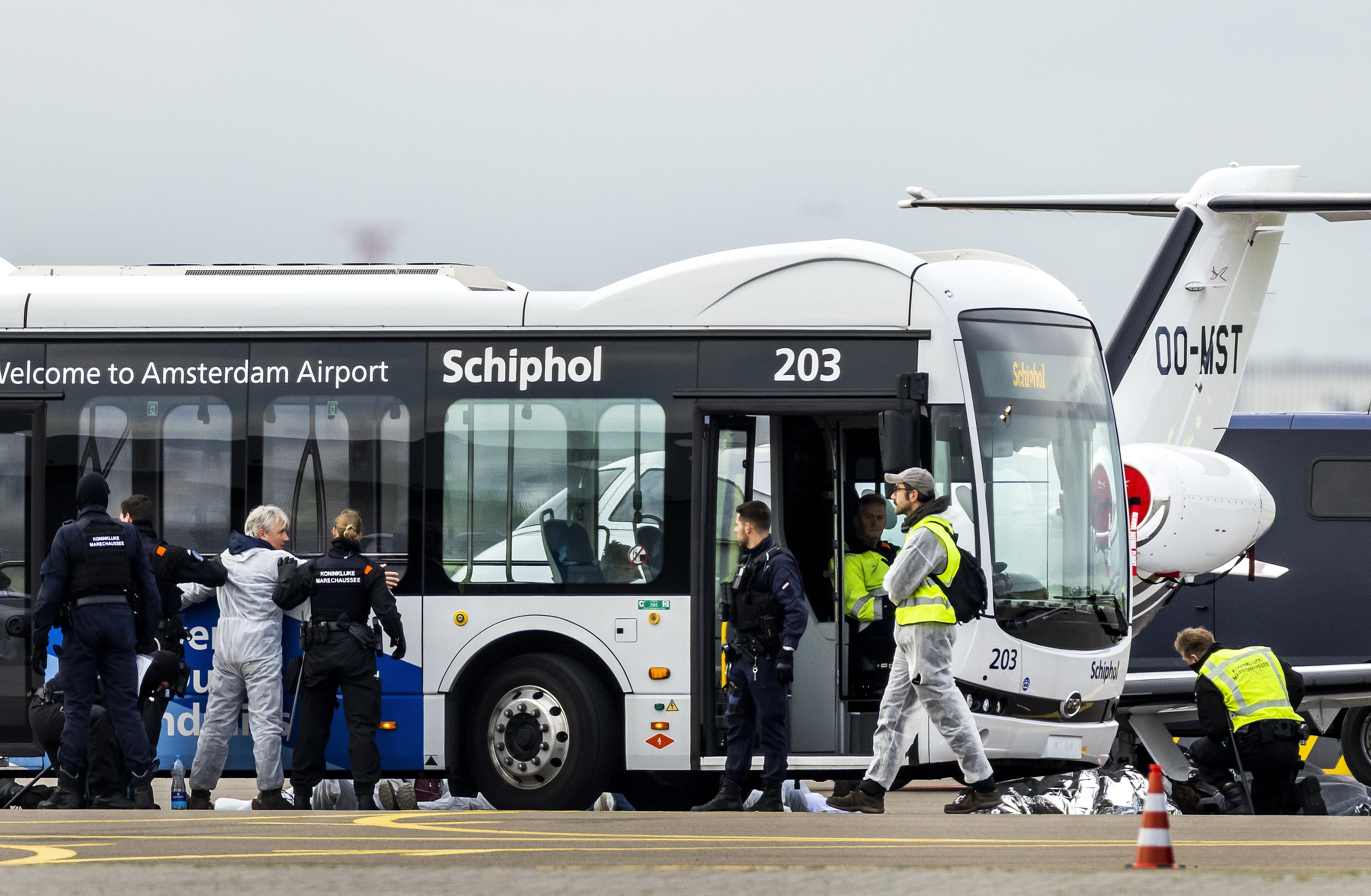 Ruim tweehonderd klimaatactivisten aangehouden op Schiphol