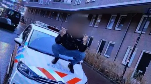 Poserend boefje opgepakt na foto op motorkap van politiewagen