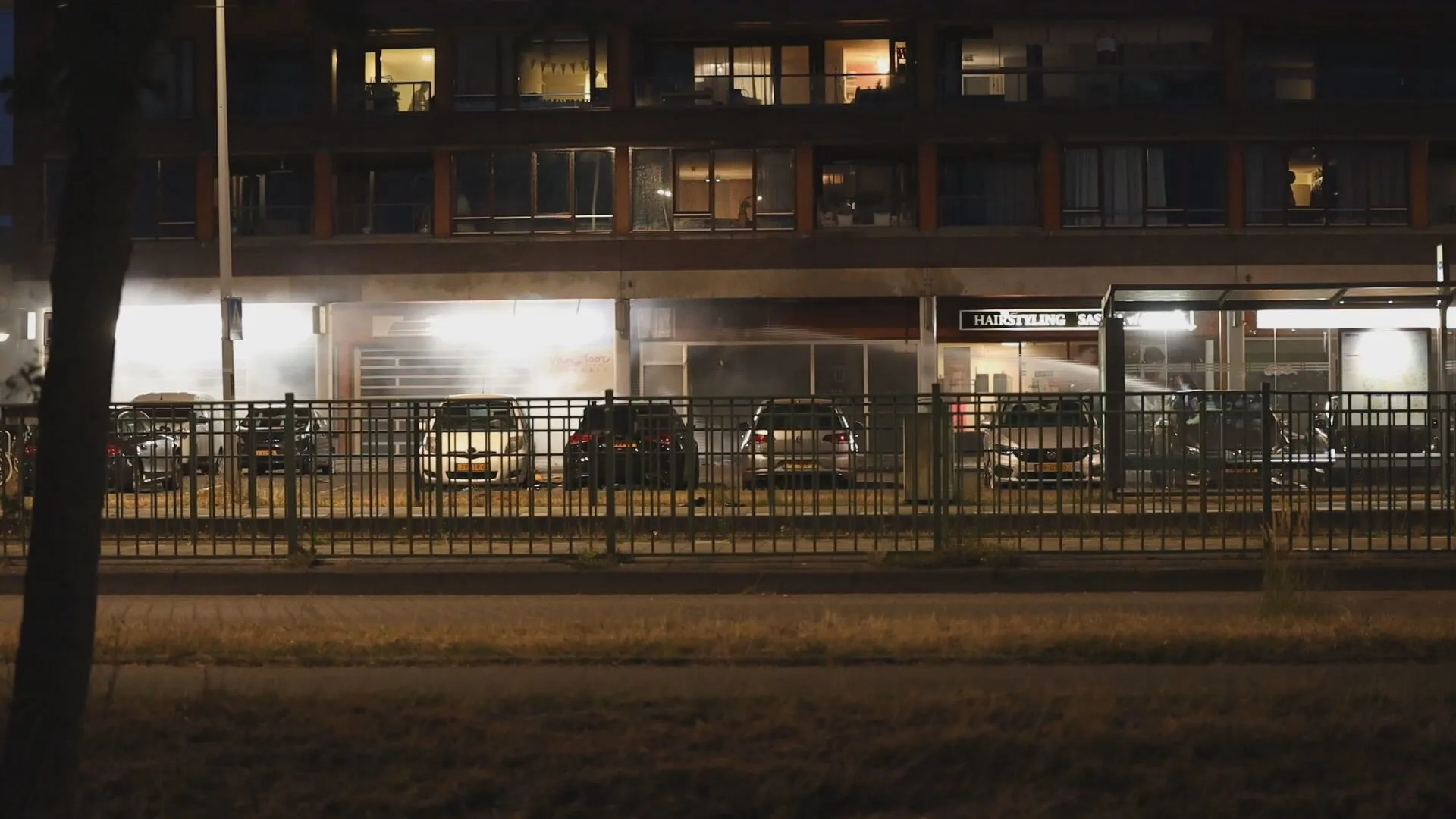 Puinhoop na plofkraak in Amsterdam, woningen ontruimd