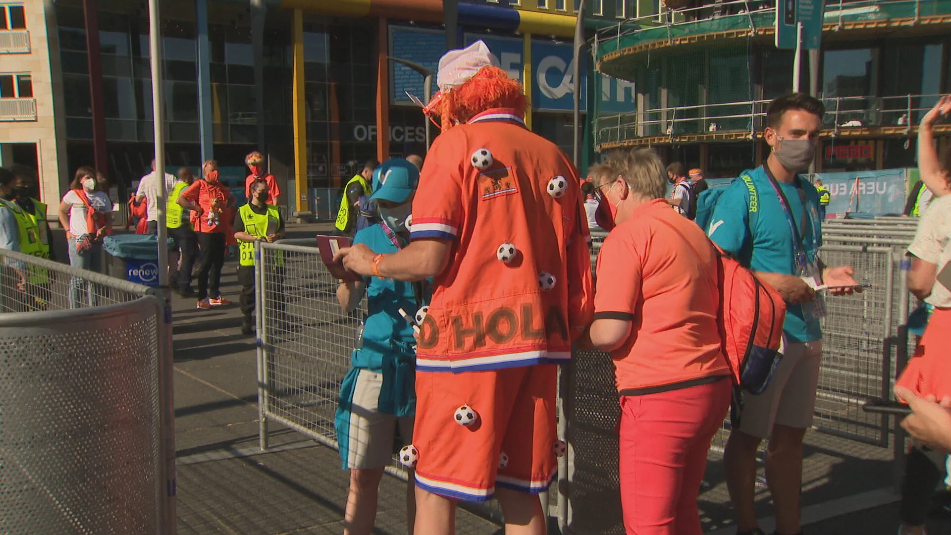 Oranjefans zonder al te veel problemen naar binnen in Johan Cruijff ArenA