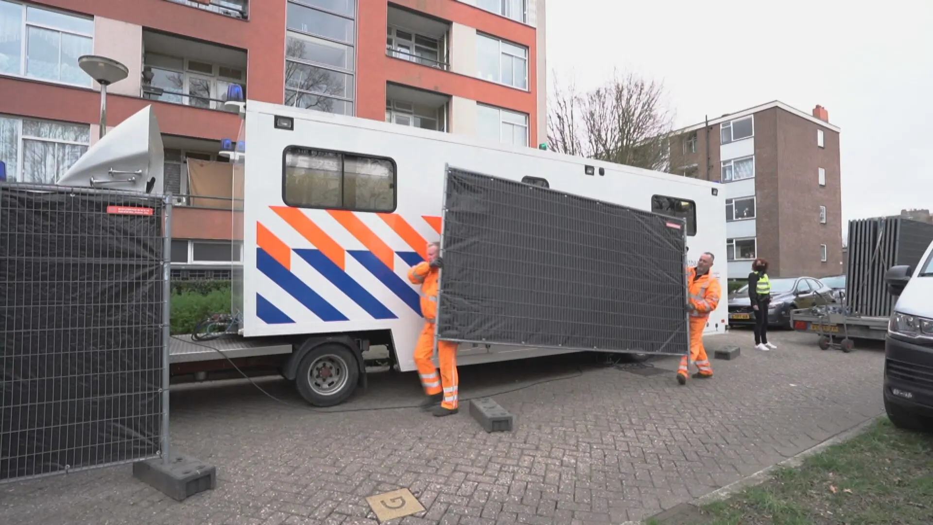 Politie doorzoekt woning in Deventer, zoekt mogelijk naar vermiste man (29)