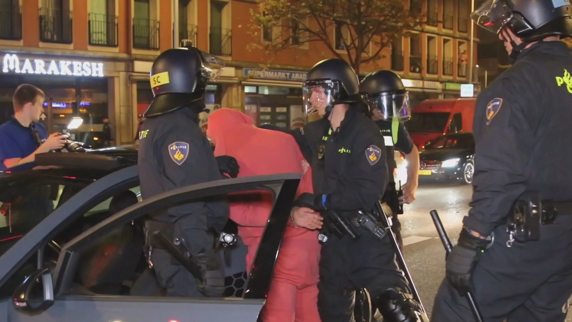 Politie houdt tientallen relschoppers in Haagse Schilderswijk aan, opnieuw onrustige nacht