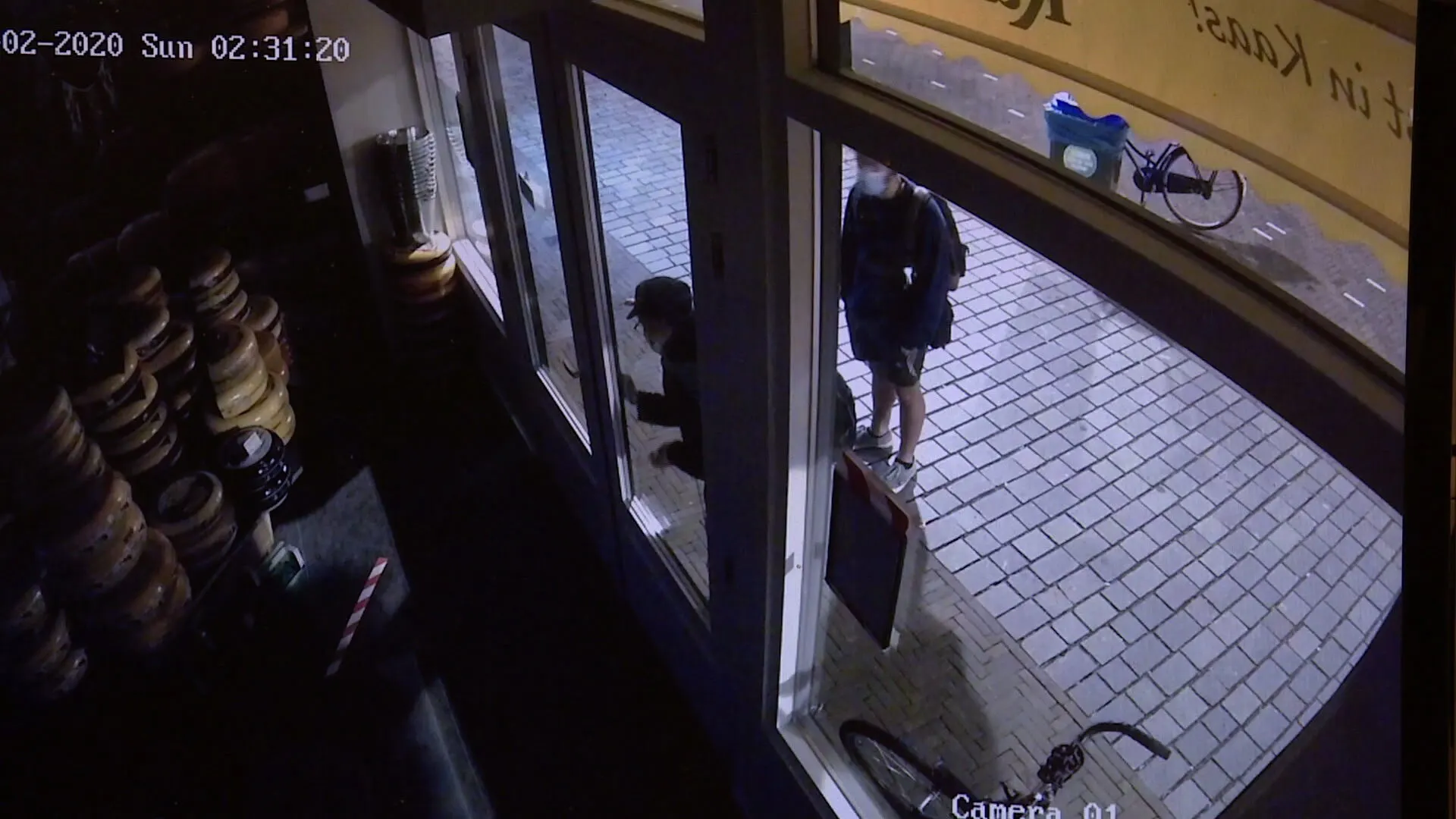 Vandalisten lijmen sloten slagerij dicht, maar staan haarfijn op beeld