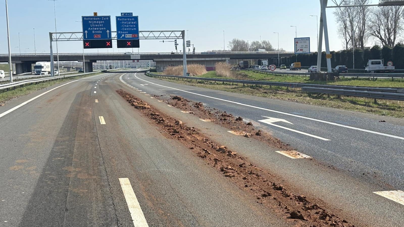 Spoor van rioolslib op A15, snelweg deels afgesloten