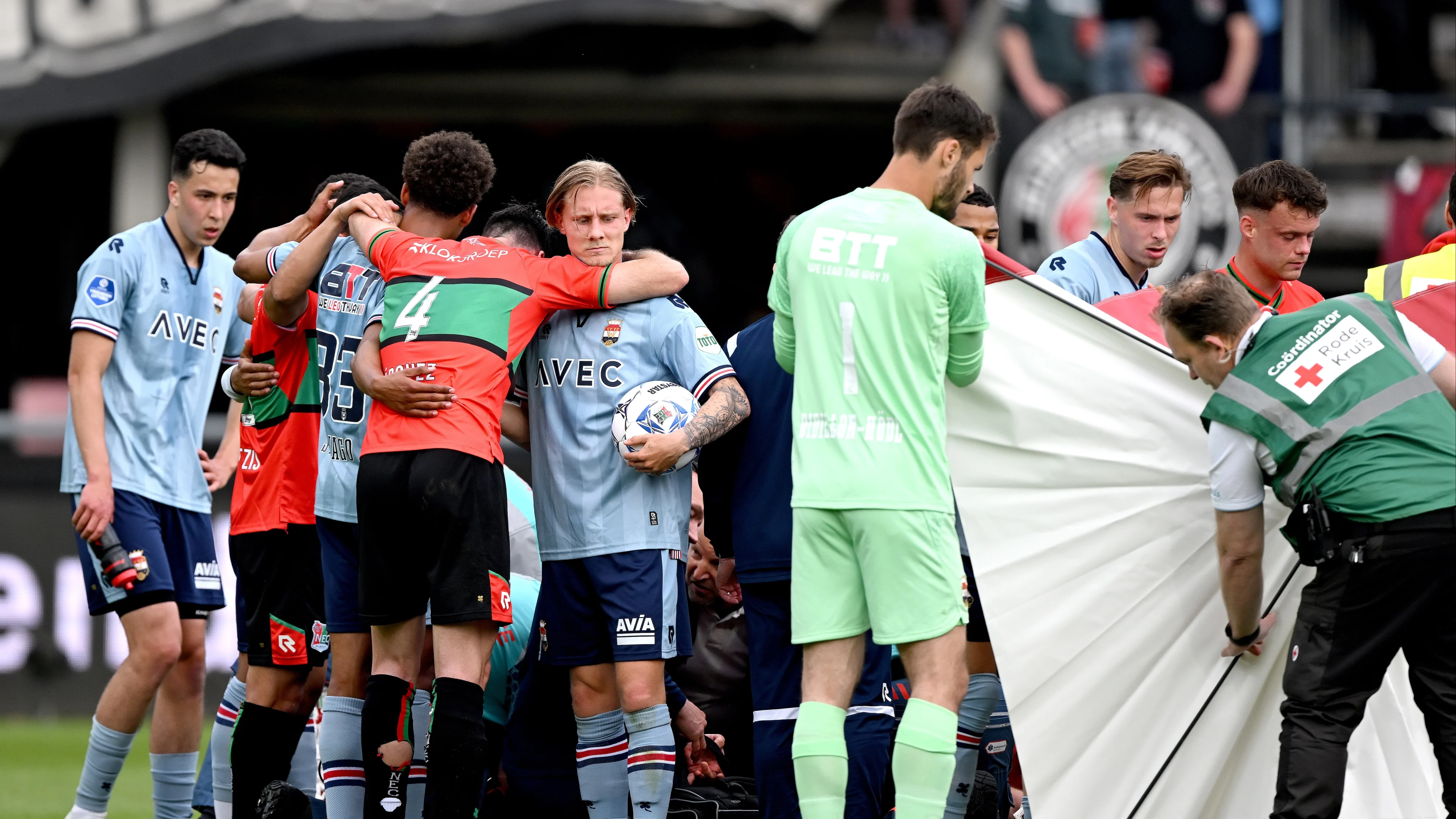 Wedstrijd tussen NEC en Willem II tijdelijk gestaakt door heftige botsing Proper