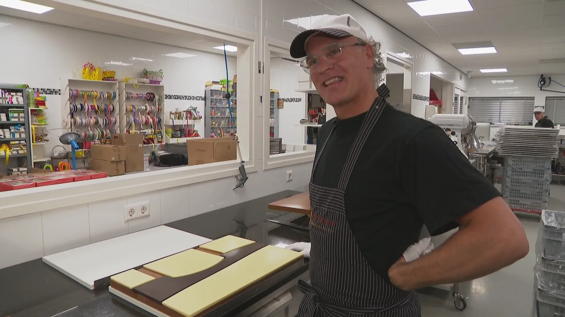 Gigantisch kunstwerk van ruim tien ton chocolade voor het goede doel