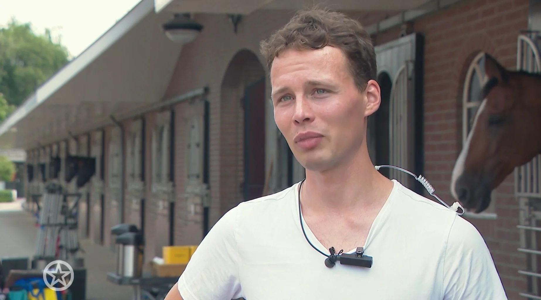 Ruinerwold-zoon Israel (27) loopt stage op filmset Britt Dekker: 'Blij met deze kans'