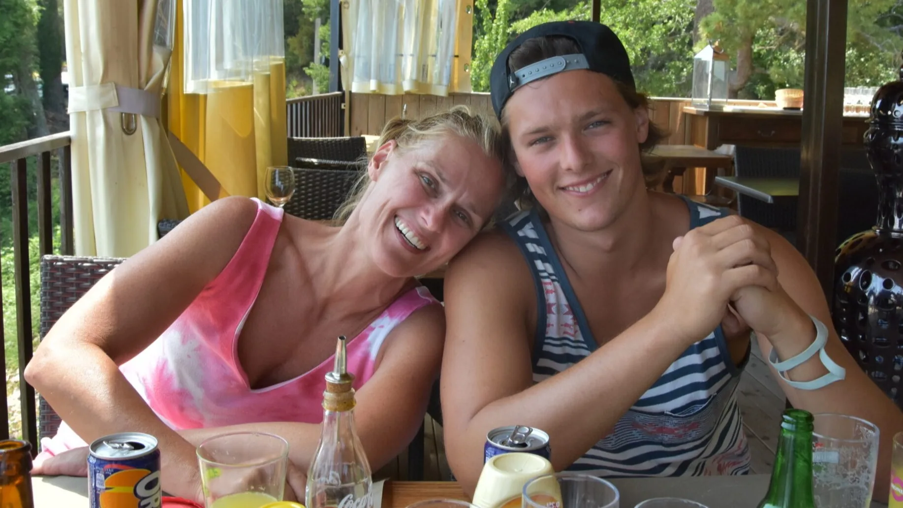 Anderhalf jaar na dood surfer Max deelt moeder haar pijn