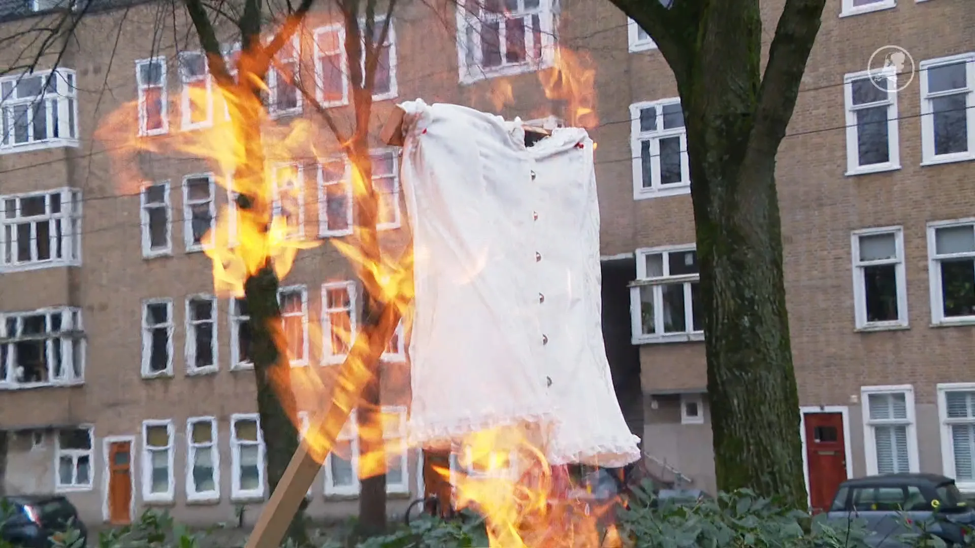 55 jaar na eerste protest: Dolle Mina’s steken opnieuw korset in brand