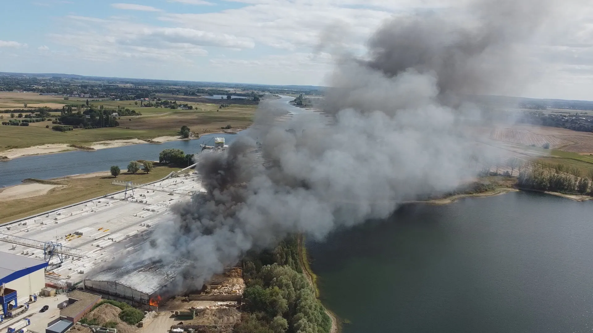 Grote brand op industrieterrein in Huissen: rookpluimen in wijde omgeving te zien