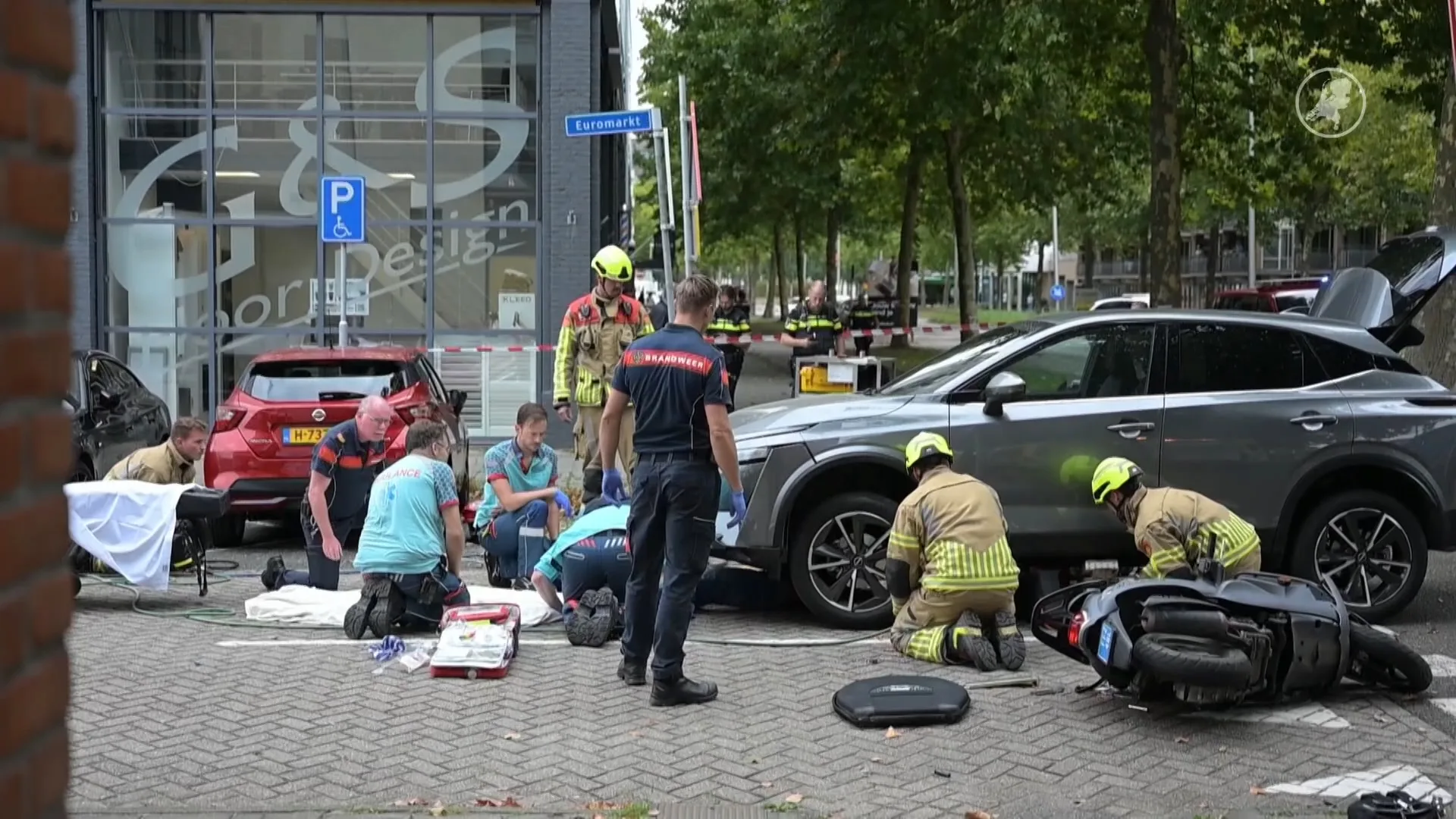 Scooterrijdster (20) belandt onder auto in Alphen aan den Rijn