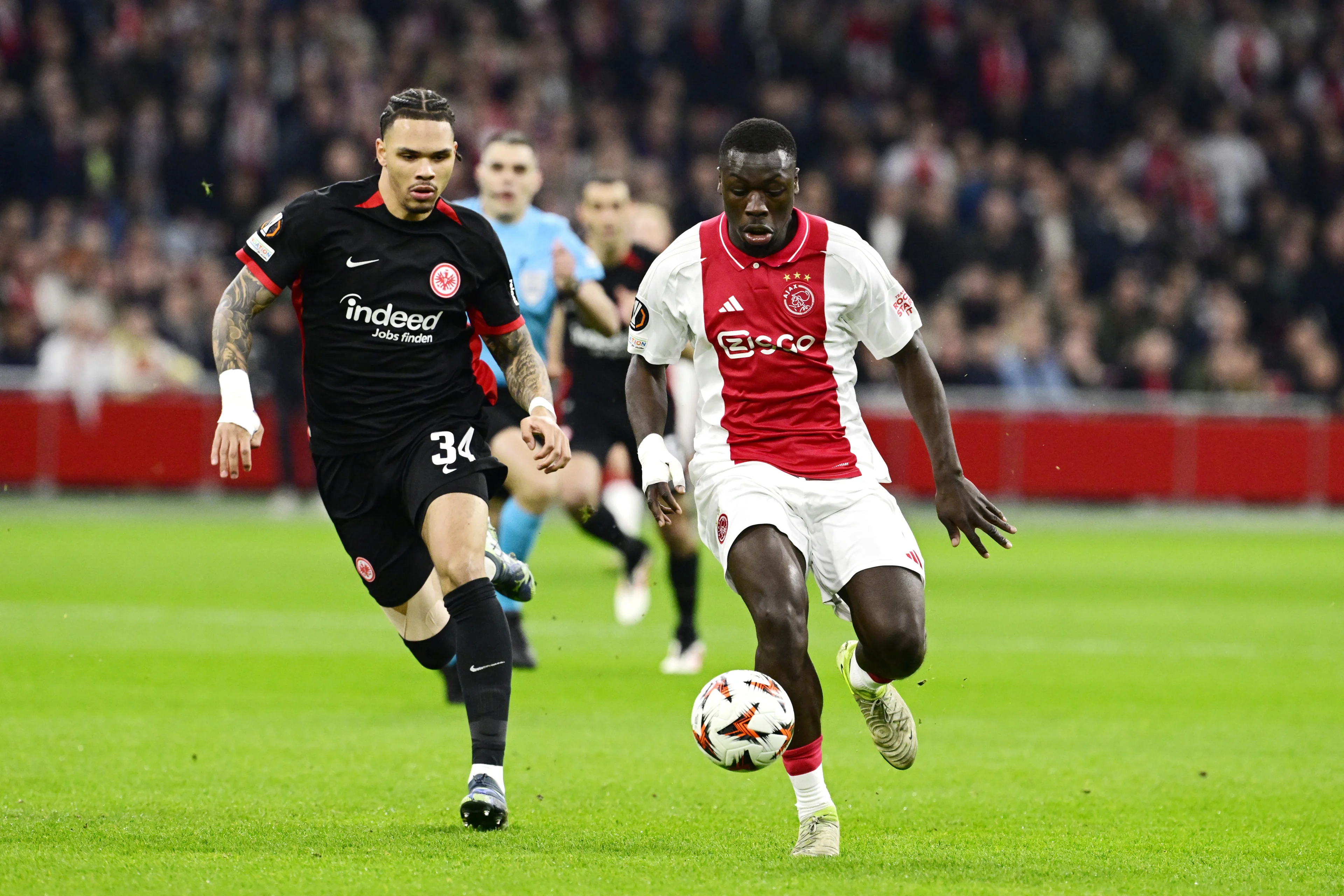 Ajax verspeelt voorsprong en moet aan de bak in Frankfurt