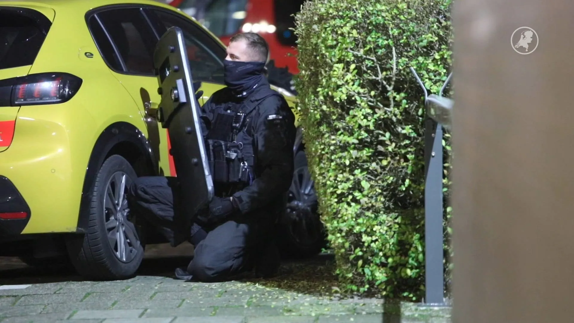 Paniek in Den Haag: verwarde man schiet vanaf balkon in woonwijk