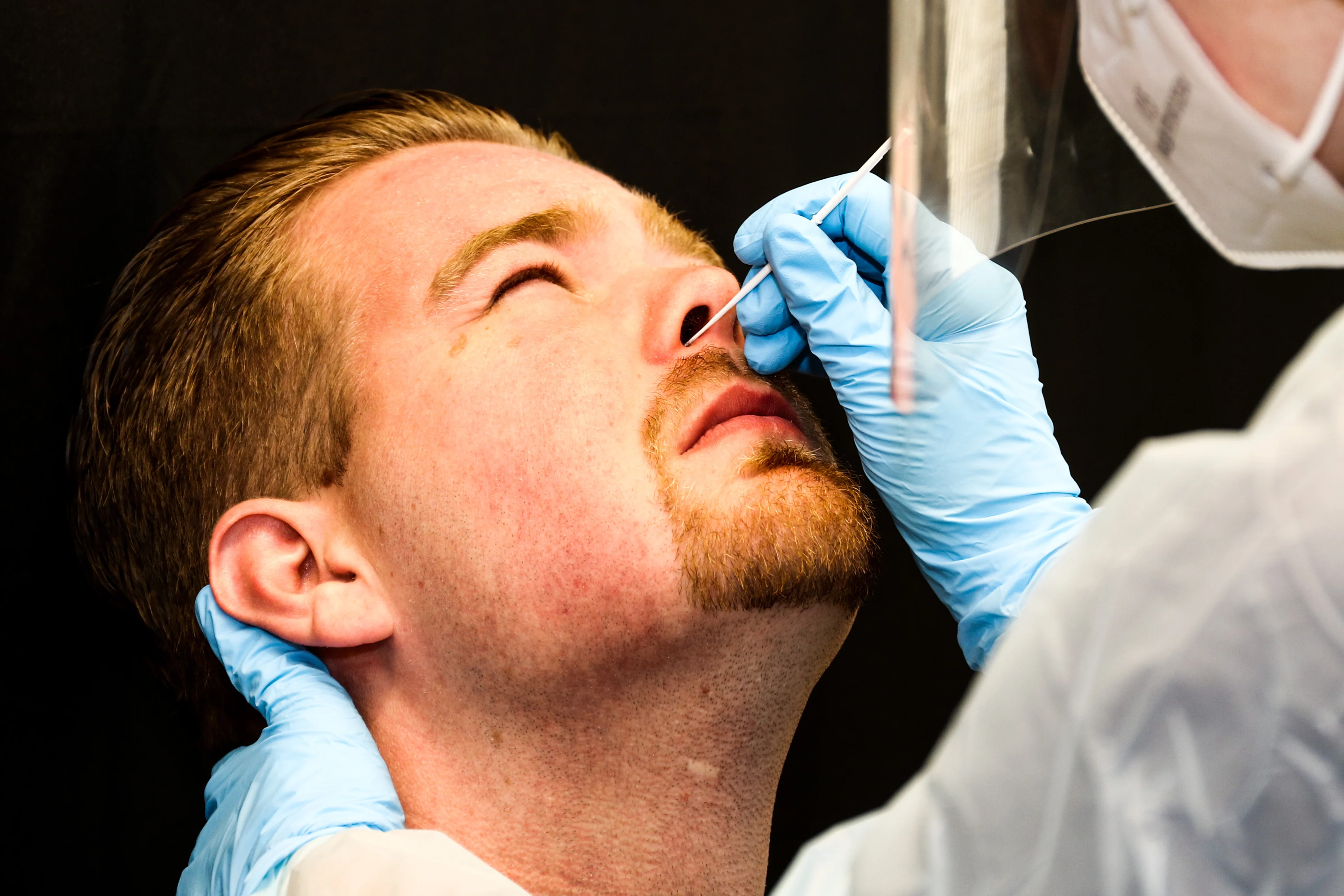 Aantal wekelijkse besmettingen daalt voor het eerst in twee maanden