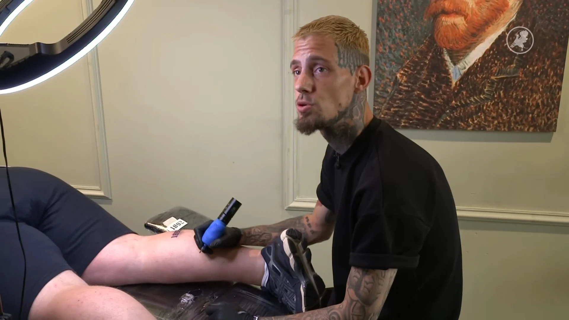 Bij tattooshop van Saul staan fans massaal in de rij voor Vitesse-tattoo