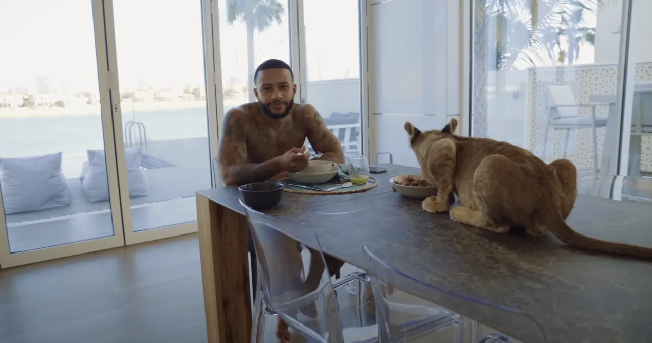 Memphis Depay onder vuur om clip met lijgerwelp